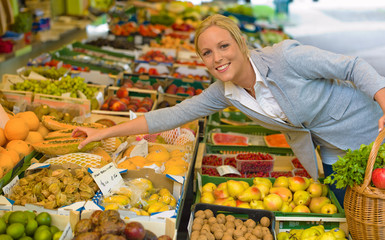 Frau am Obstmarkt mit Einkaufskorb
