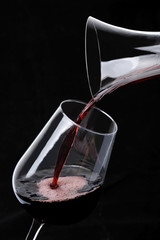 Fototapety  Czerwone wino nalewanie do szklanki z karafki