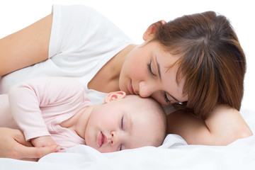 Obraz na płótnie Canvas Młoda matka i jej dziecko śpiące razem