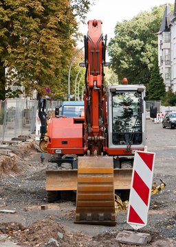 Ein Bagger und eine Warnbake beim Strassenbau