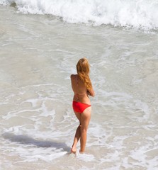 Femme blonde dans l'eau