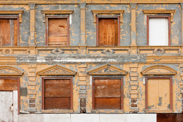 Fototapeta na wymiar Chodzo derelict fasada budynku obierania farby
