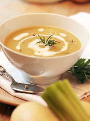 Kartoffelsuppe mit Kräutern und Kümmel
