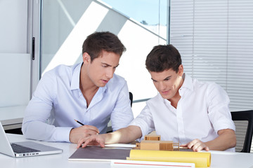 Zwei Studenten am Schreibtisch