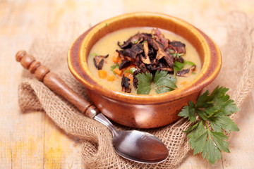 Kartoffelsuppe mit Waldpilzen vegetarisch
