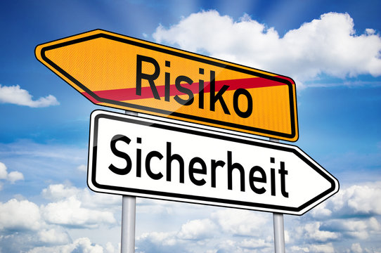 Wegweiser mit Risiko und Sicherheit