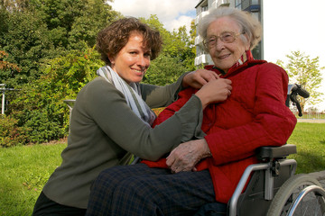 Fototapeta premium Seniorin im Rollstuhl mit Betreuerin