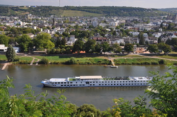 Kreuzfahrtschiff auf der Mosel in Trier