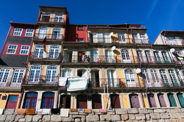 Fototapeta na wymiar Hausfront in der Banku von Porto w Portugalii