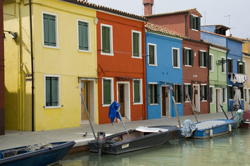 Fototapeta na wymiar Kolorowe domy wzdłuż kanału w Burano