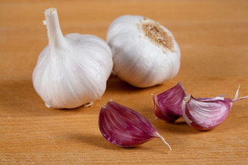 Dos ajos con dientes sueltos aislados en madera