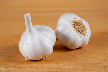 Dos ajos aislados sobre madera