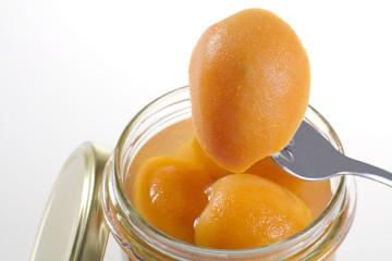 frutta sciroppata - albicocche