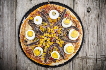 Pizza mit Eischeiben und Sardellen Filet