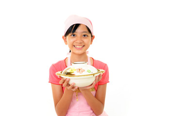 鍋を持って微笑む女の子