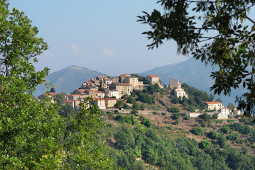 Fototapeta na wymiar Dorf na Korsyce - wieś w Korsyce