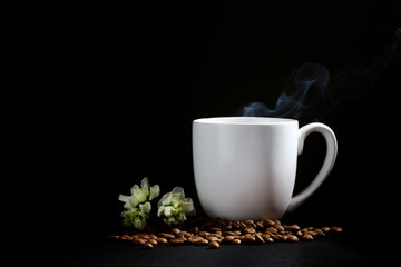 çiçekli beyaz fincanlı Kahve siyah arka plan 