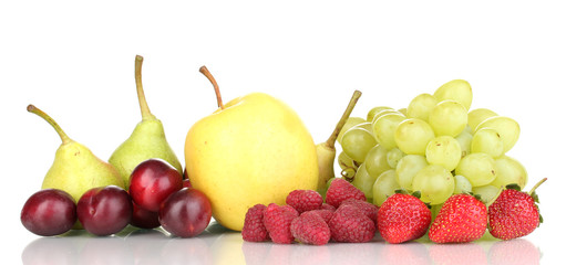 Obraz na płótnie Canvas Mix dojrzałych słodkich owoców i jagód samodzielnie na białym tle