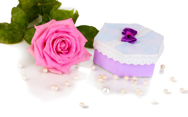 Obraz na płótnie Canvas Beautiful pink rose with wonderful gift in purple box isolated