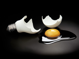 Concepto de un huevo abierto,cascara de huevo y bombillo roto.