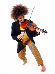 Particular hombre estilo afro tocando un violín. - obrazy, fototapety, plakaty