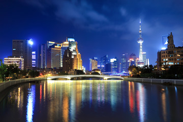 Fototapeta na wymiar suzhou rzeki w Szanghaju w nocy