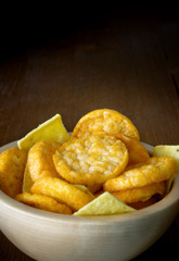 Ciotola con stuzzichini per aperitivo