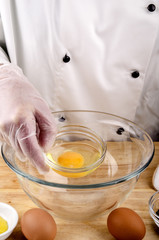 Eiweiss und Eigelb in einer kleinen Schale um Mayonnaise zu mach