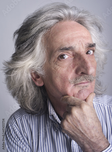 Uomo con i capelli bianchi