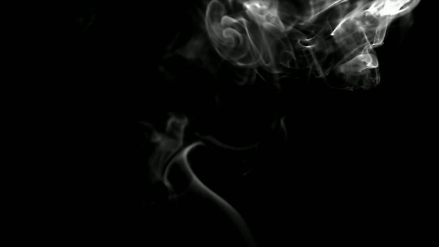 Fum&eacute;e sur fond noir