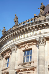 Fototapeta na wymiar Bode Museum w Berlinie, błękitne niebo
