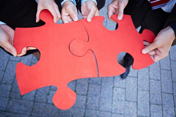 Hände halten Puzzleteile