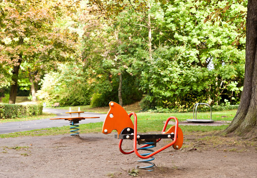 Schaukelpferd auf einem Kinderspielplatz