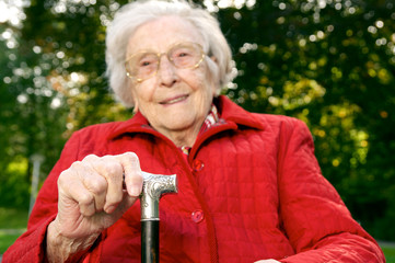 Seniorin mit Gehstock
