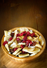 Ciotola di legno con frutta disidratata