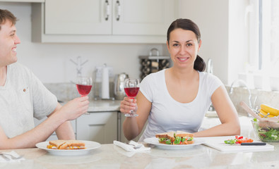 Obraz na płótnie Canvas Dwie osoby ciesząc się posiłkiem