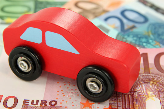 Rotes Holzauto auf Euroscheinen 03