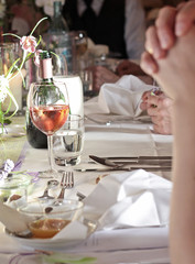 Gedeckte Tafel auf einer Hochzeit