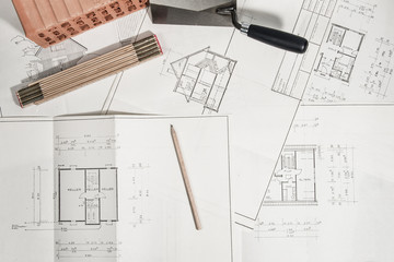 Bauplan Eigenheim mit Bauutensilien