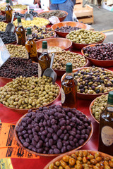 Marktstand mit Oliven in Haute Provence, France