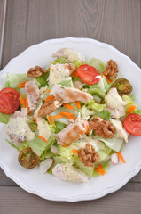 Salat mit Hähnchen, Tomaten und Walnüssen