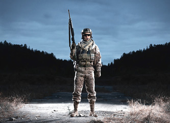 Naklejka premium Żołnierz NATO w pełnym ekwipunku.
