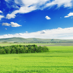 Obraz premium Mountainous terrain and the blue sky.