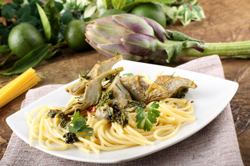 Spaghetti with artichokes and parsley