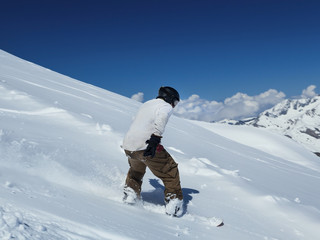 Fototapeta na wymiar Snowboarder ruchu w dół