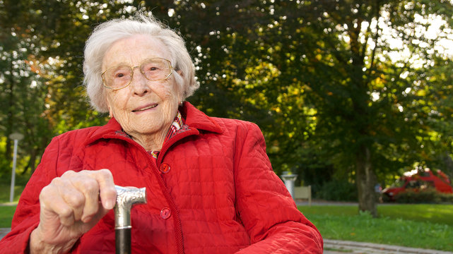 &Auml;ltere Dame mit Gehstock