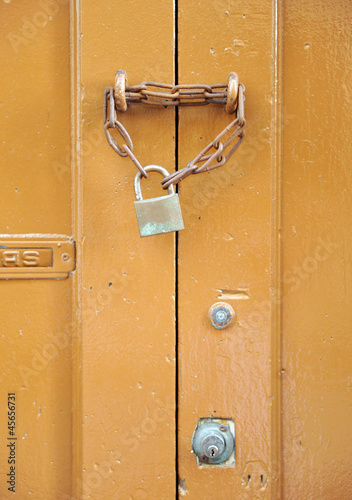 "Puerta cerrada con candado y cadena" Fotos de archivo e imágenes