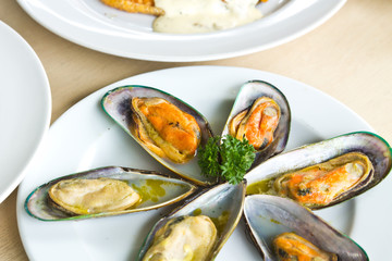 Baked mussels with butter