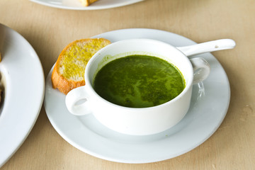 Spinach soup with bread