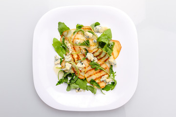 Salad with grilled pears, arugula and blue cheese